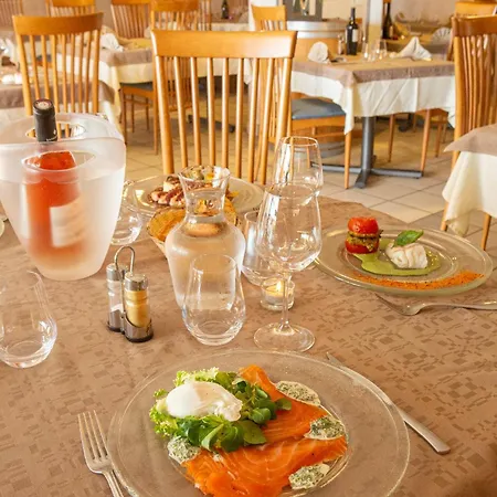 Hotel Logis - Le Relais Des Deux Vallees - Et Restaurant