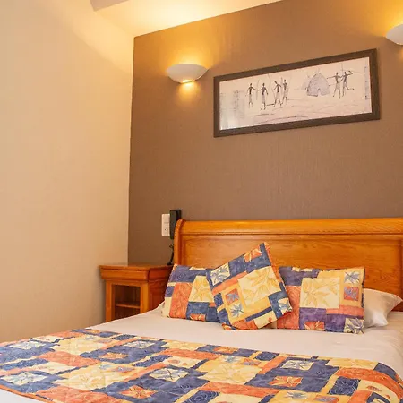 Hotel Logis - Le Relais Des Deux Vallees - Et Restaurant 2*