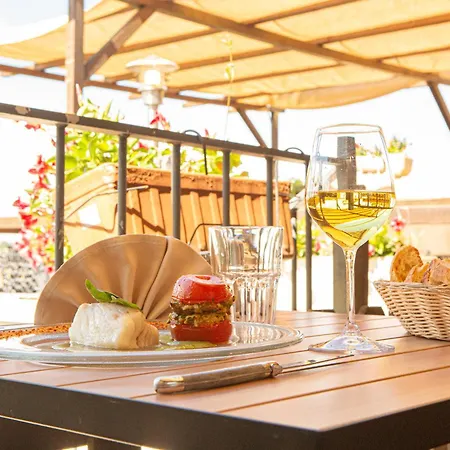 Hotel Logis - Le Relais Des Deux Vallees - Et Restaurant 2*