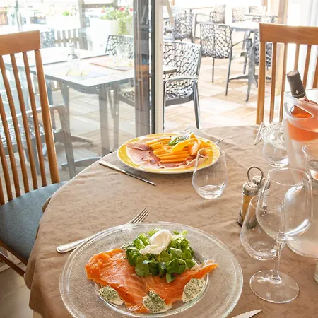 Logis - Le Relais Des Deux Vallees - Et Restaurant Hotel Salvagnac