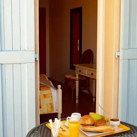 Logis - Le Relais Des Deux Vallees - Et Restaurant ホテル 2*