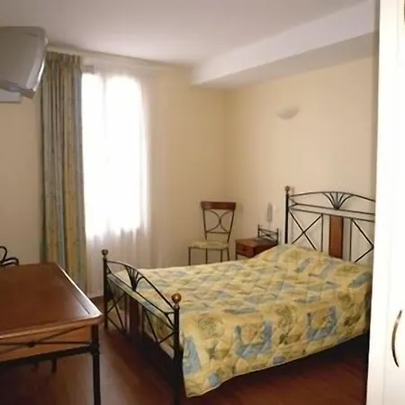 Hotel Logis - Le Relais Des Deux Vallees - Et Restaurant