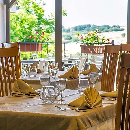 Logis - Le Relais Des Deux Vallees - Et Restaurant ホテル 2*