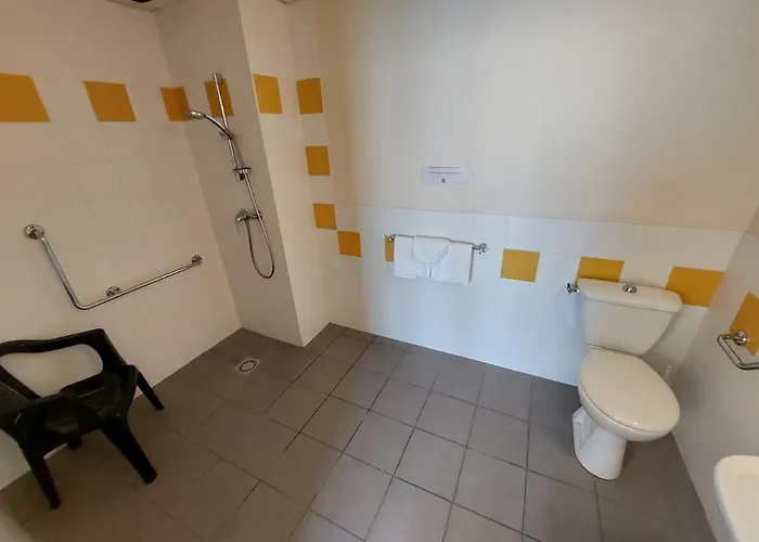 Hotel Logis - Le Relais Des Deux Vallees - Et Restaurant 2*