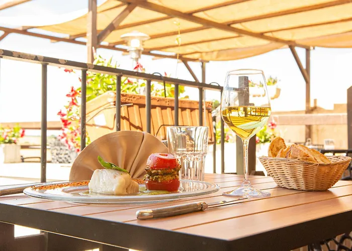 Hotel Logis - Le Relais Des Deux Vallees - Et Restaurant 2*