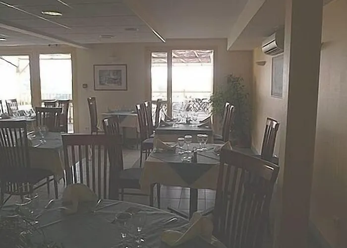 Logis - Le Relais Des Deux Vallees - Et Restaurant Hotel 2*