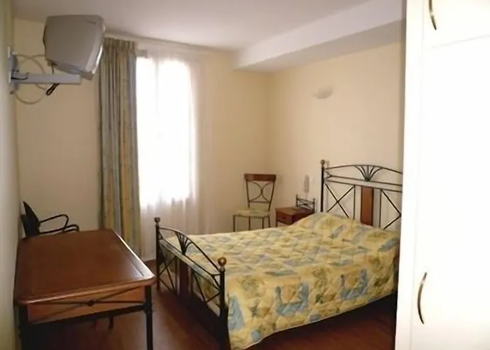 Hotel Logis - Le Relais Des Deux Vallees - Et Restaurant